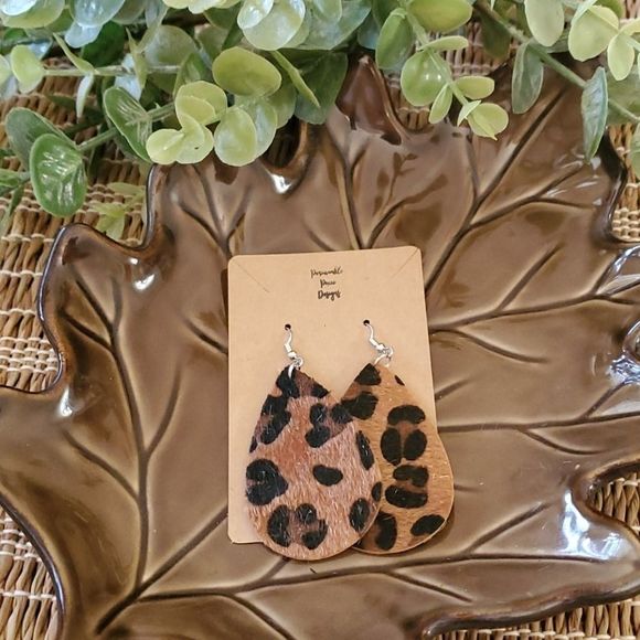 Animal print earrings wire - Picture 1 of 3